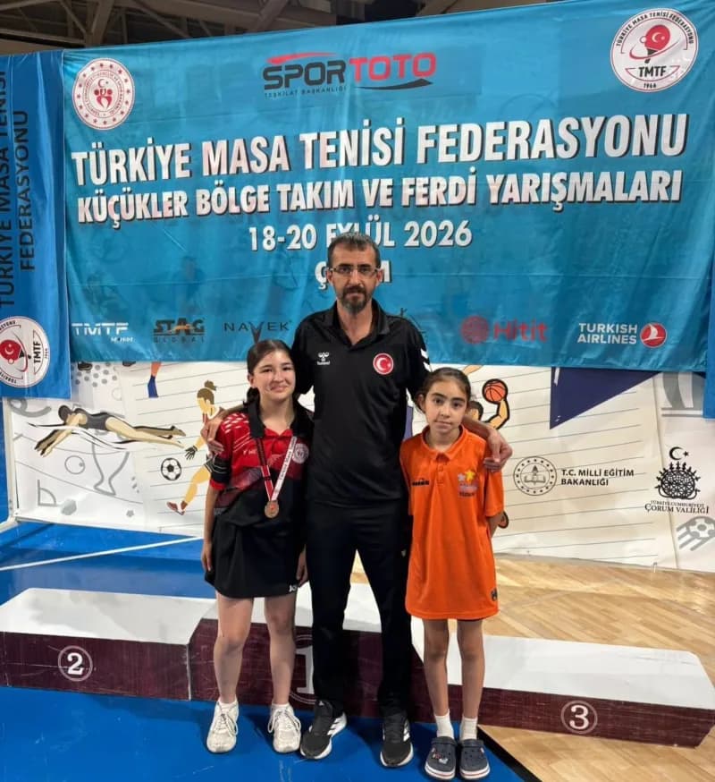 Erzincanlı masa tenisi sporcusu Zeynep Güler Çorum'daki müsabakalarda madalya kazanırken