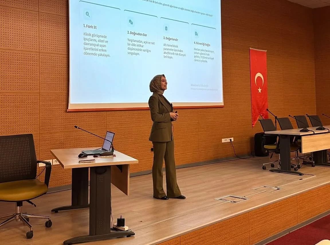 Erzurum’da aile hekimlerine intiharı önleme ve ruh sağlığı destek eğitimi sırasında eğitim alan doktorlar