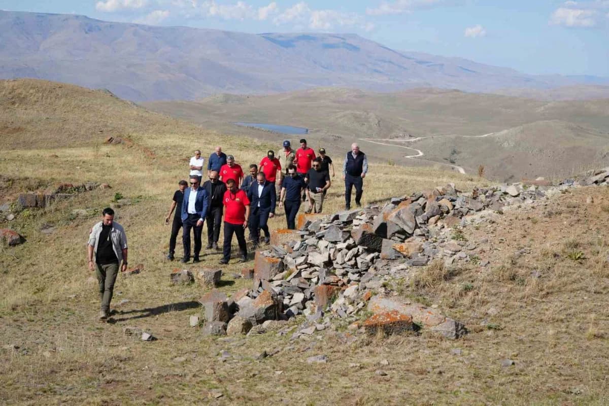 Erzurum Valisi Aydun Baruş ve Macera Off-Road Kulübü üyeleri Çobandede Dağı Bayrak Tepe'de tabya incelemesi yapıyor