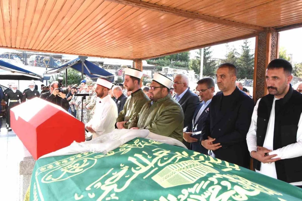 Erzurum’da Narmanlı Camii’nde düzenlenen genç akademisyen ve kahraman gazi cenaze töreni