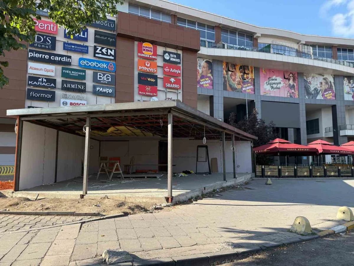 Erzurum Yakutiye ilçesinde MNG AVM giriş kapısındaki kaldırım üzerine inşa edilen yapı ve çevresindeki yaya trafiği