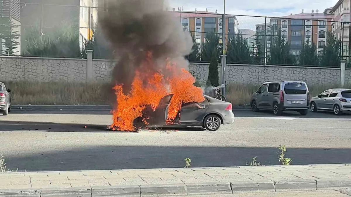 Erzurum Palandöken ilçesinde seyir halindeyken alev alan otomobil ve itfaiye ekiplerinin müdahalesi