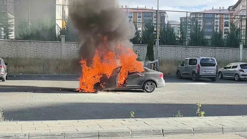 Erzurum Palandöken ilçesinde seyir halindeyken alev alan otomobil ve itfaiye ekiplerinin müdahalesi
