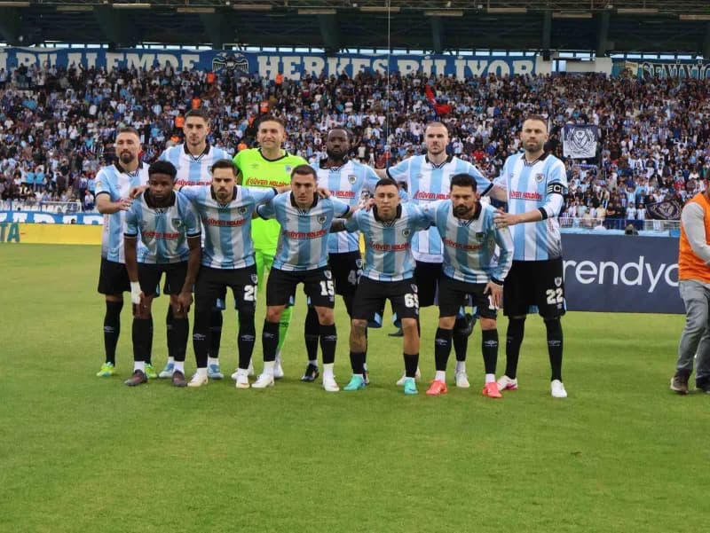 Erzurumspor FK futbolcuları antrenman yaparken milli ara öncesi son hazırlıklarını sürdürüyor