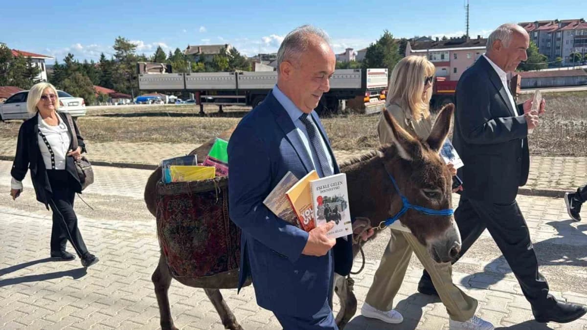 Ersin Bilge, eşeği Karakaçan ile Karabük Eflani’de köy çocuklarına kitap ve kırtasiye malzemesi dağıtıyor