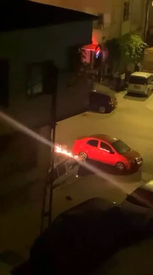 Esenyurt'ta oto galerinin önünde kundaklanan araç ve olay yerine gelen itfaiye ekipleri