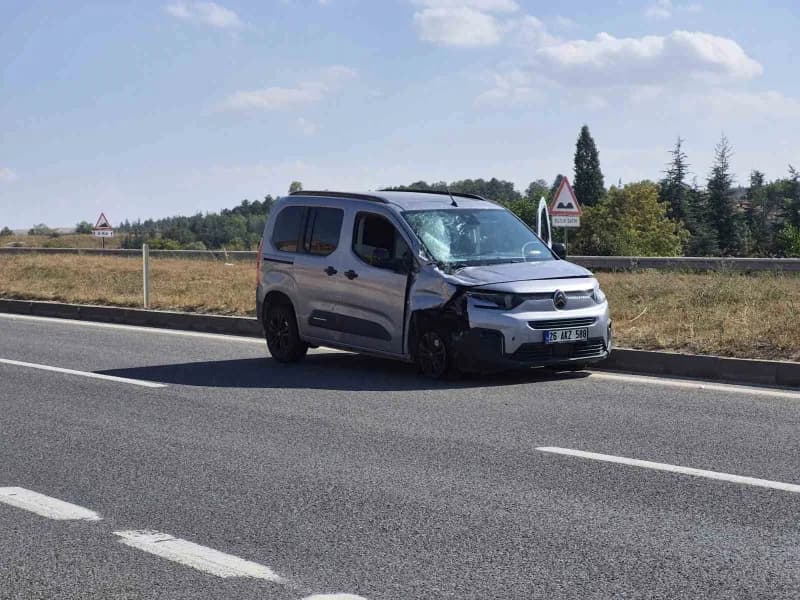 Eskişehir Çevre Yolu'nda tıra arkadan çarpan hafif ticari araç ve olay yeri