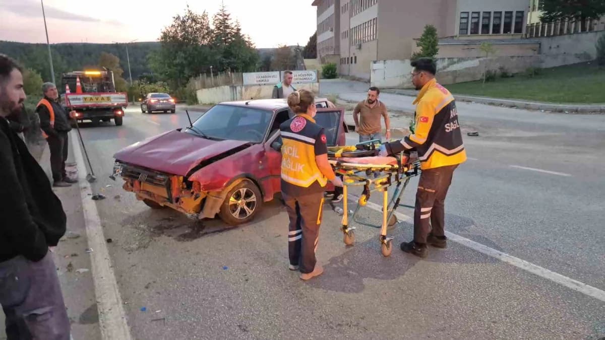 Eskişehir Odunpazarı'nda kontrolden çıkan otomobil aydınlatma direğine çarptı, kaza sonrası polis ve sağlık ekipleri ola