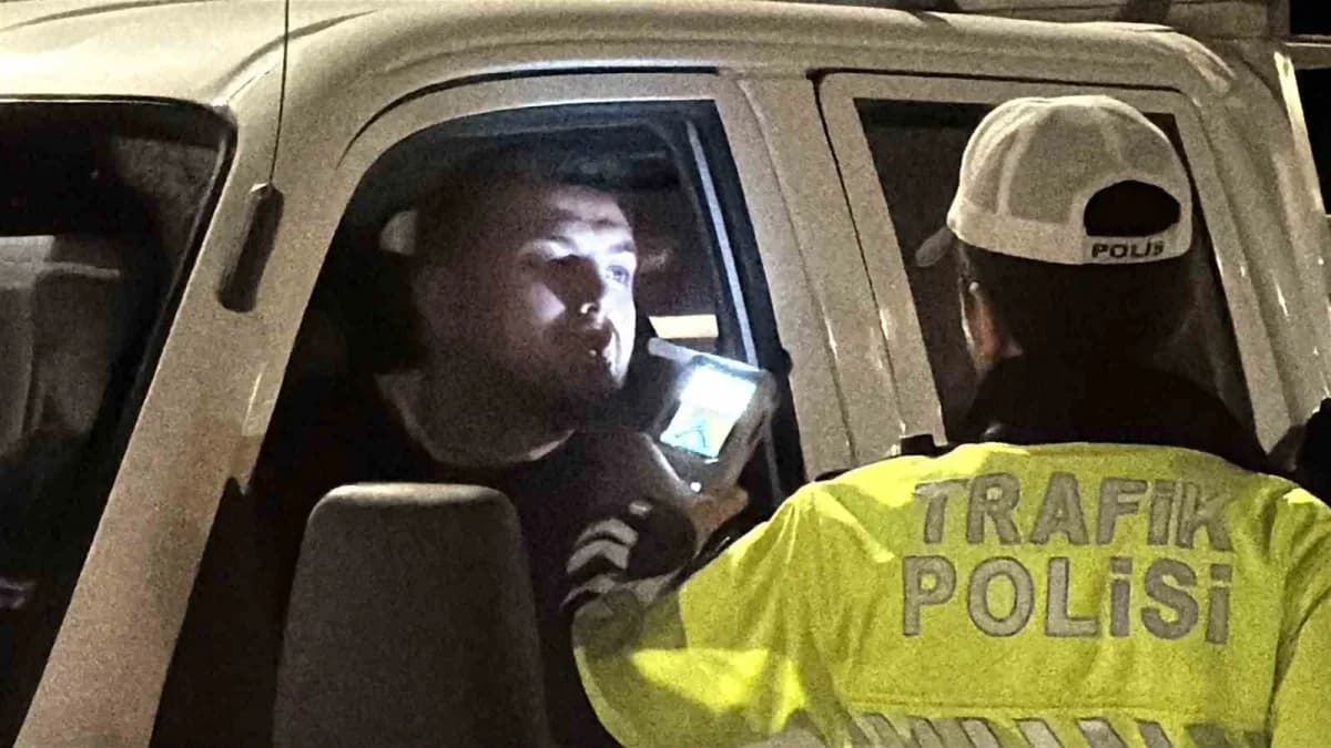 Eskişehir 75. Yıl Mahallesi’nde polislerin asayiş ve trafik denetimi yaptığı an