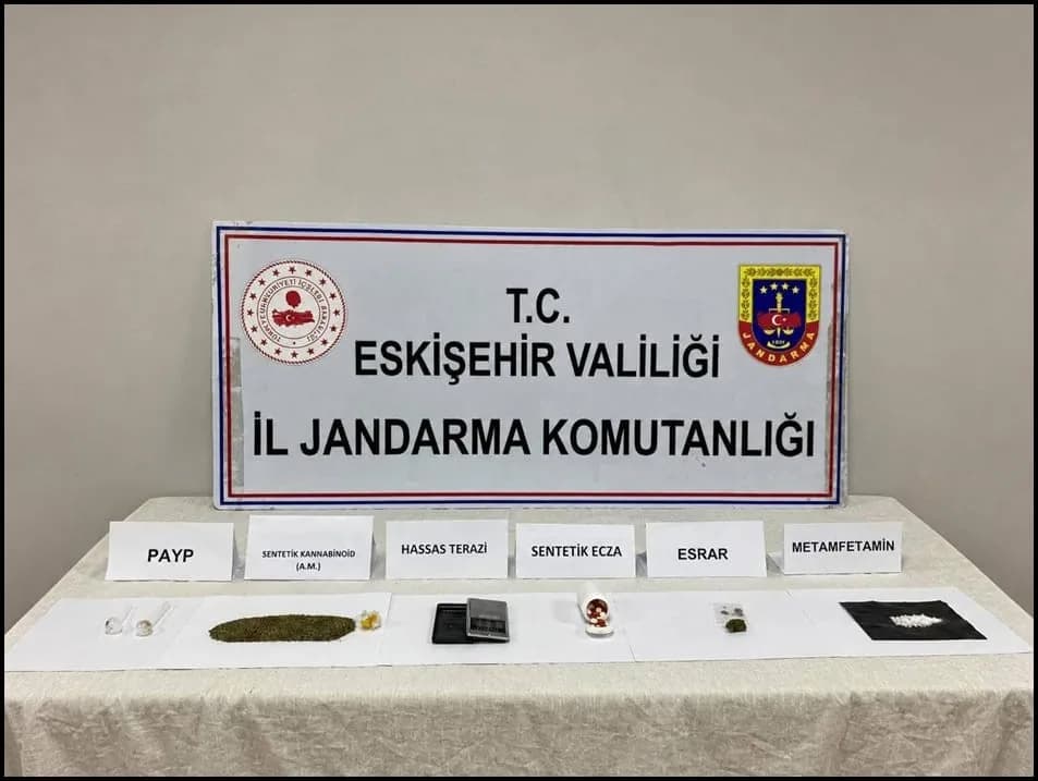 Eskişehir’de jandarma ekiplerinin uyuşturucu operasyonu sırasında ele geçirilen maddeler