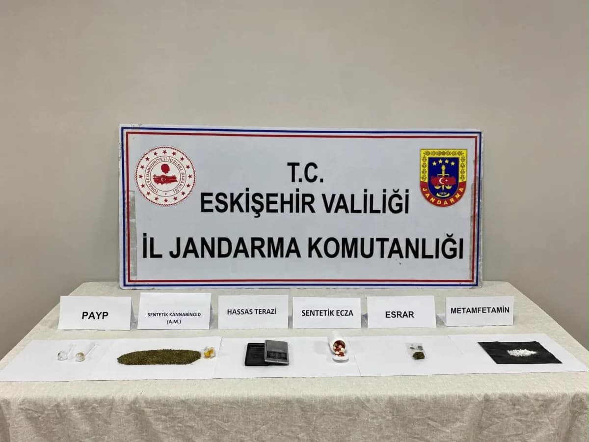 Eskişehir’de jandarma ekiplerinin uyuşturucu operasyonunda ele geçirilen maddeler ve tutuklanan şüpheli