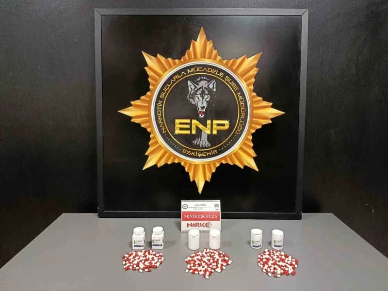 Eskişehir’de polis ekiplerinin uyuşturucu operasyonunda ele geçirilen sentetik ecza maddeleri