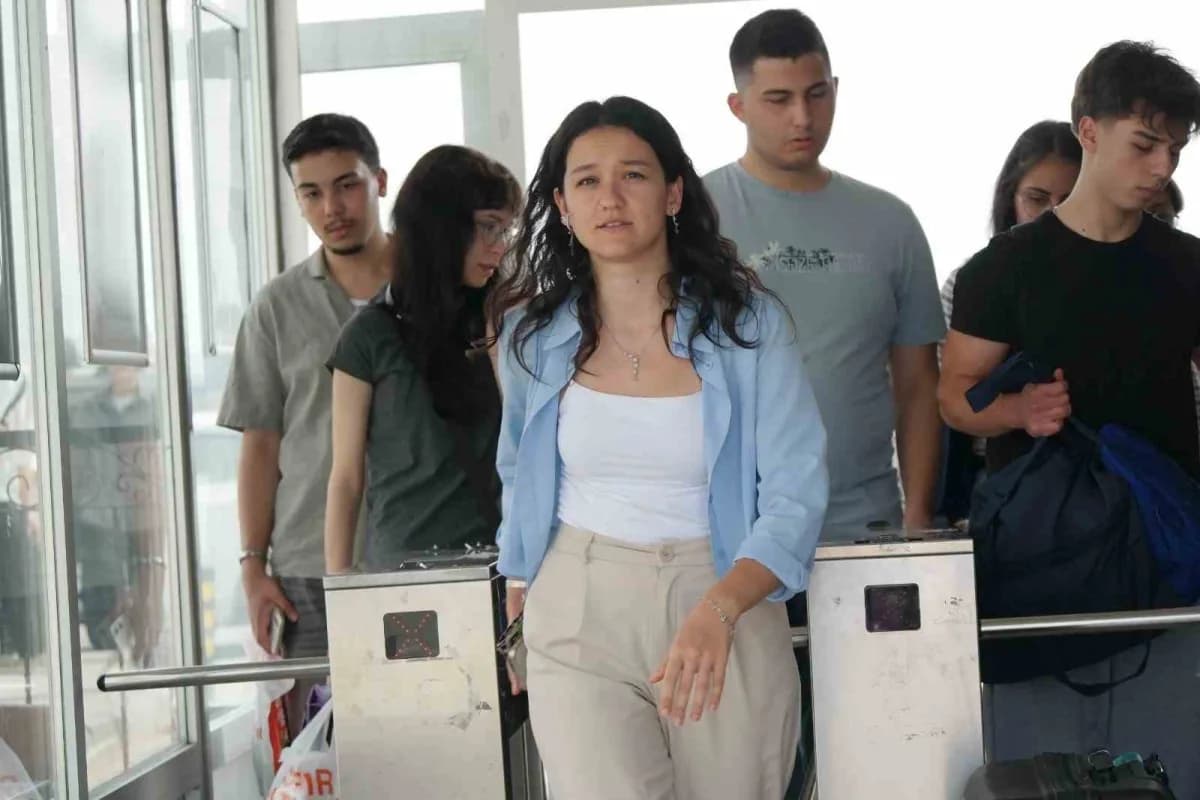 Eskişehir’de yeni eğitim döneminde yurtlara yerleşen öğrenciler ve Gençlik ve Spor İl Müdürlüğü yetkilileri