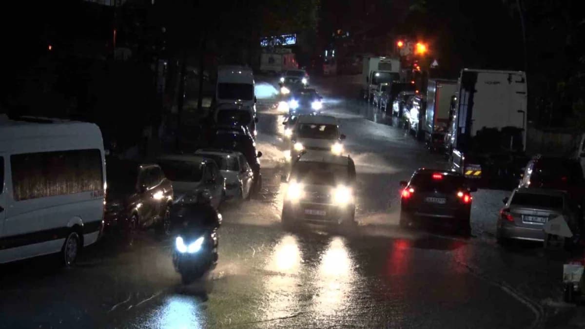 Eyüpsultan İslambey Caddesi’nde sağanak sonrası suyla dolan cadde ve araçlar