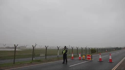 İngiltere Fairford Hava Üssü çevresinde güvenlik önlemleri ve polis araçları