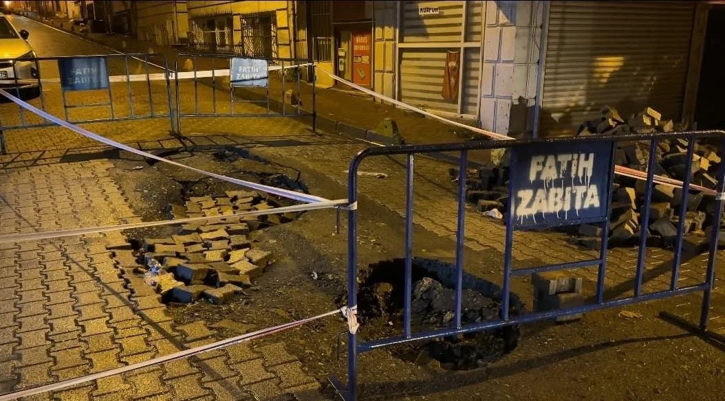 Fatih Zeyrek’te sağanak sonrası çöken yol ve çukura düşen kamyon ile otomobil