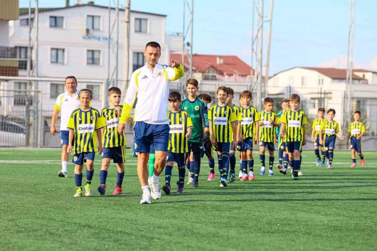 Fenerbahçe altyapı takımları Darıca’da hazırlık maçlarında sahada mücadele ediyor