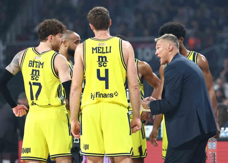 Fenerbahçe Erkek Basketbol Takımı oyuncuları Euroleague maçında mücadele ederken
