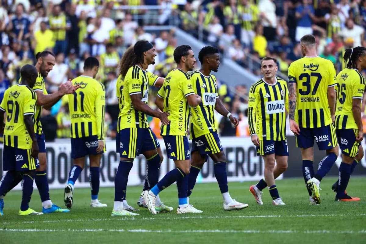 Fenerbahçe futbolcuları Eyüpspor karşısında 8-0 galibiyet sonrası sevinç yaşarken