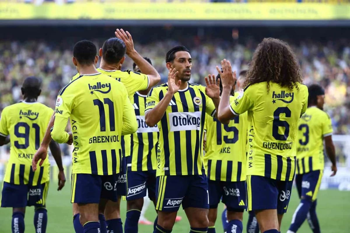 Fenerbahçe futbolcuları Eyüpspor maçında 8-0 galibiyeti kutluyor