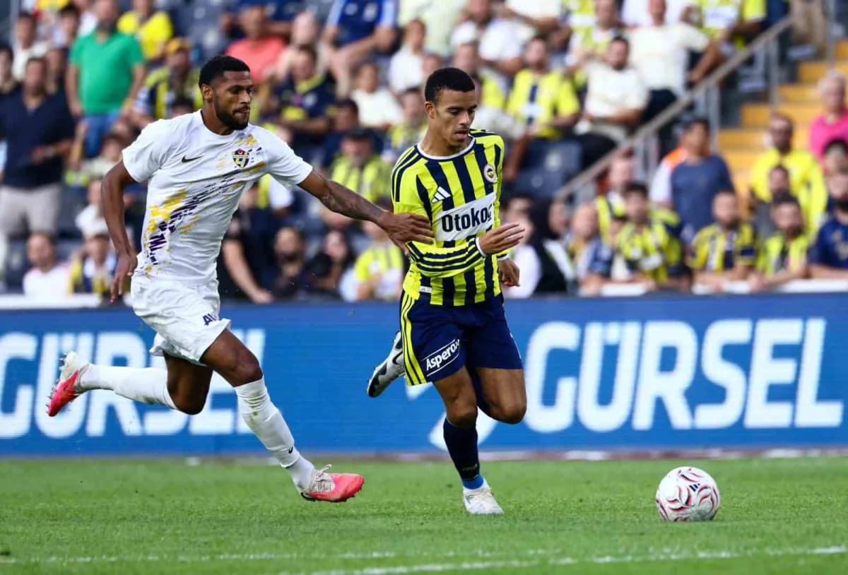Fenerbahçe oyuncuları Şükrü Saracoğlu Spor Kompleksi'nde Eyüpspor karşısında maç oynarken