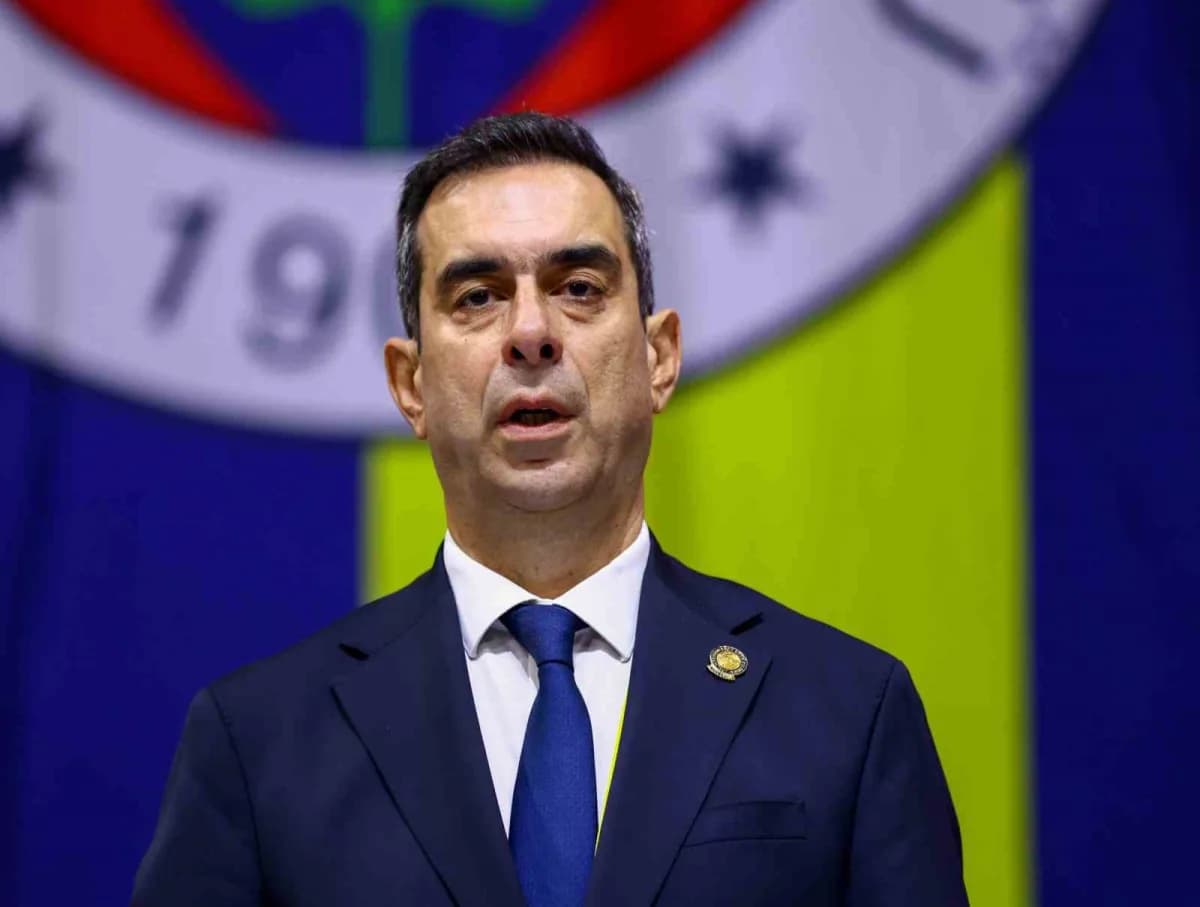 Fenerbahçe Yüksek Divan Kurulu Başkanı Şekip Mosturoğlu, Ülker Spor ve Etkinlik Salonu'nda genel kurulda konuşma yaparke