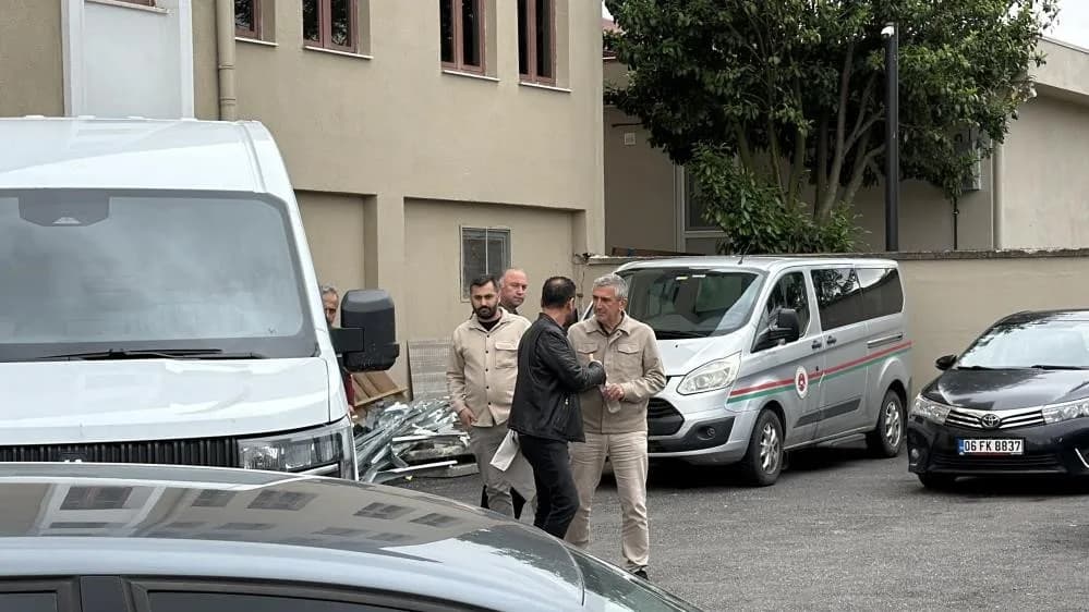 Eski Akçakoca Belediye Başkanı Fikret Albayrak mahkeme salonunda duruşmaya katılırken