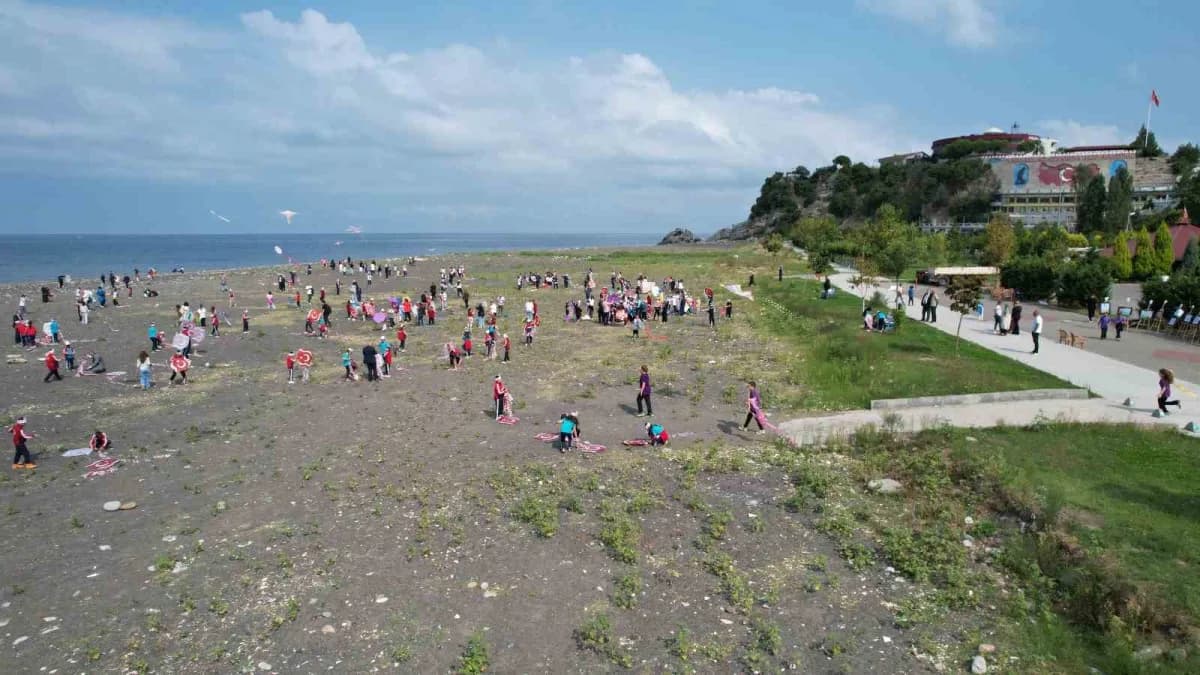 Zonguldak Kozlu Sahil'de Filistinli çocuklar için düzenlenen uçurtma etkinliğinde öğrenciler uçurtma uçuruyor