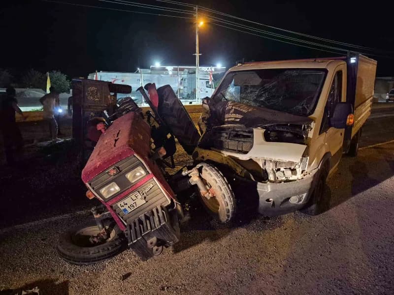 Gaziantep Yavuzeli ilçesinde kamyonet ile traktörün çarpıştığı trafik kazası sonrası olay yeri