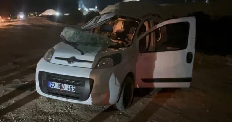 Gaziantep'te yol çalışması yapılan alanda hafif ticari aracın kaza yapması sonucu yaralıların sağlık ekipleri tarafından
