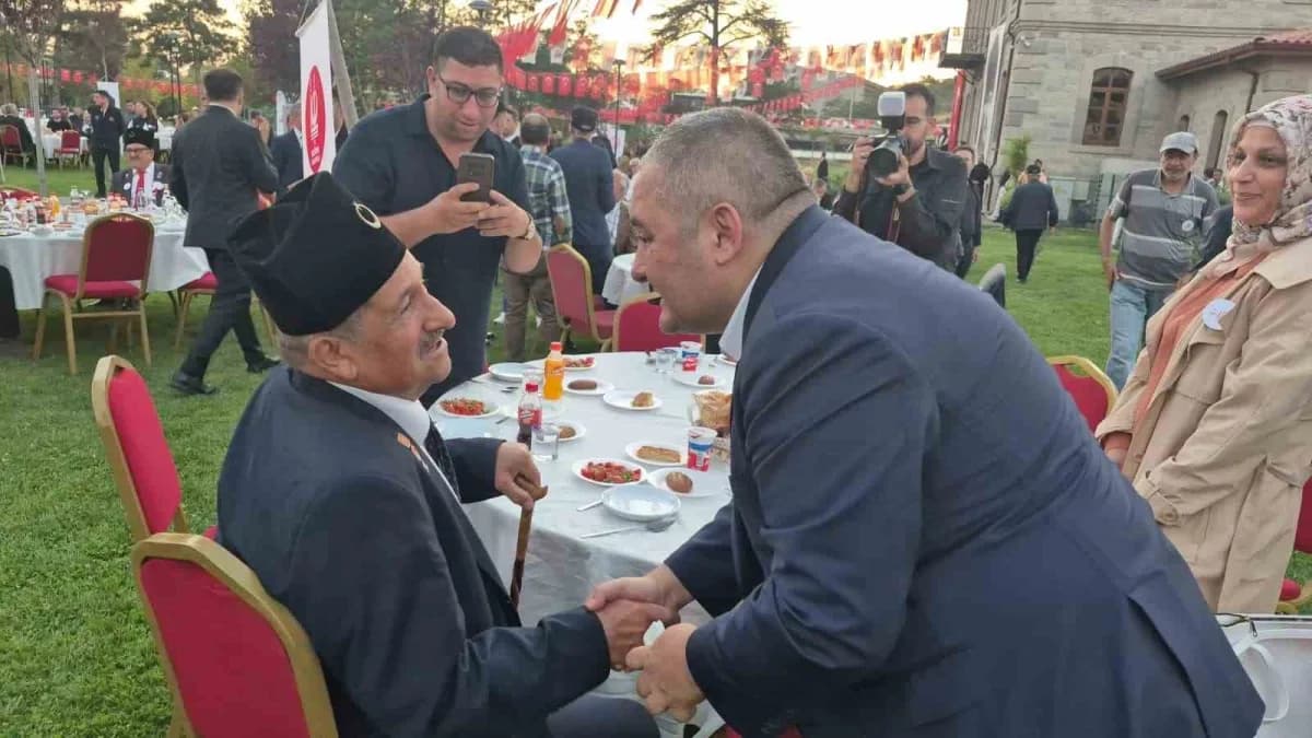 İçişleri Bakan Yardımcısı Bülent Turan, Gaziler Günü programında konuşma yaparken