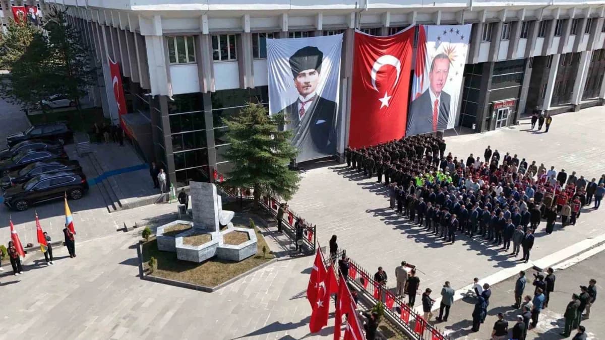 Kars’ta Atatürk Anıtı önünde 19 Eylül Gaziler Günü töreninde çelenk sunumu ve katılımcılar