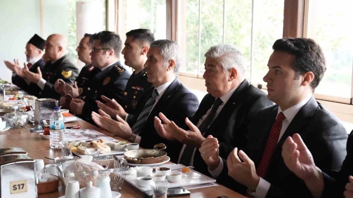 Beypazarı'nda Gaziler Haftası kapsamında Atatürk Anıtı'na çelenk sunma töreni ve protokol üyeleri ile gazilerin buluşmas