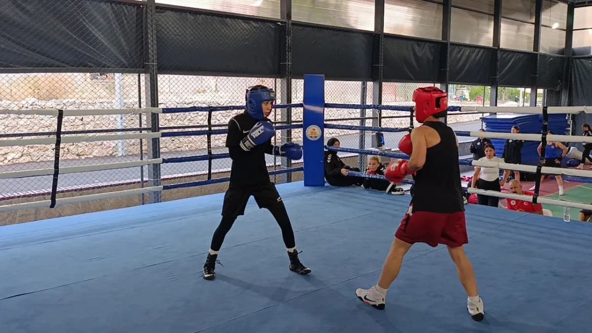 Türkiye Genç Kadınlar Boks Milli Takımı, Adana Kozan’da kamp yaparken antrenman yapıyor