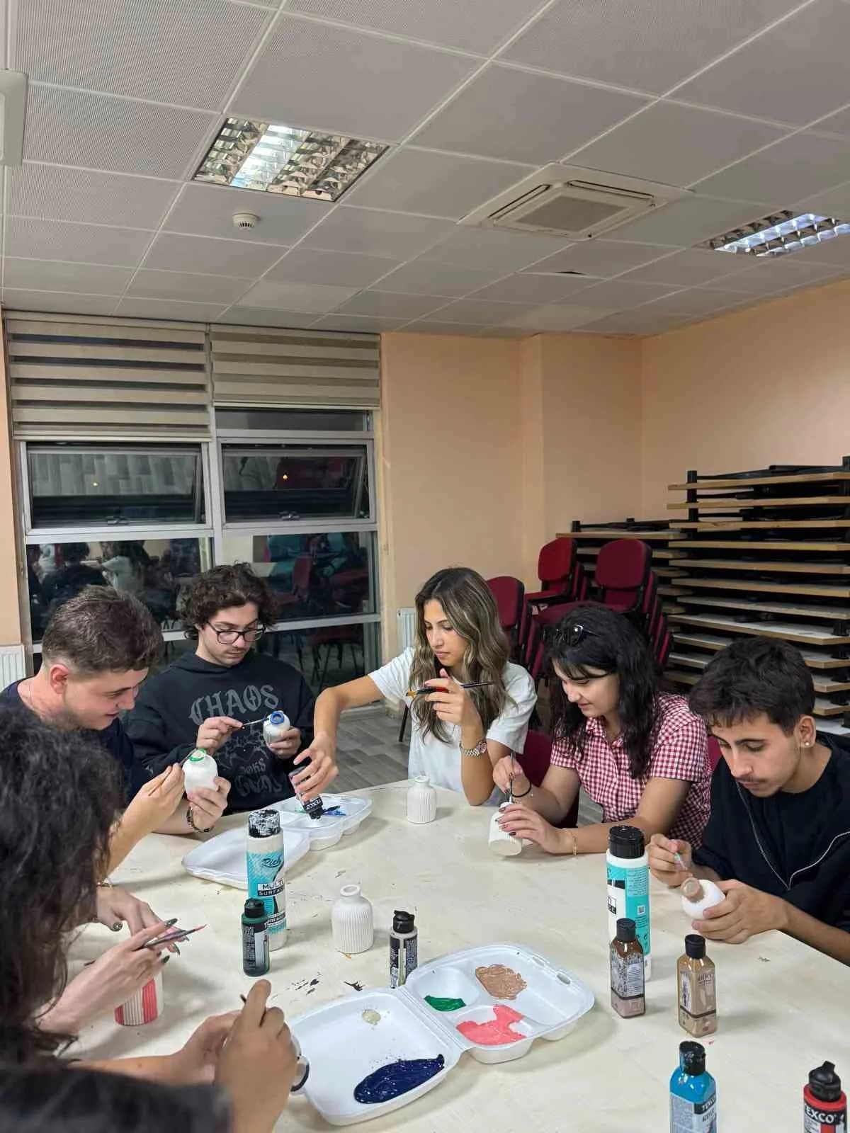 Muğla Menteşe Uluslararası Gençlik Merkezi'nde gençler seramik ve heykel çalışmaları yapıyor