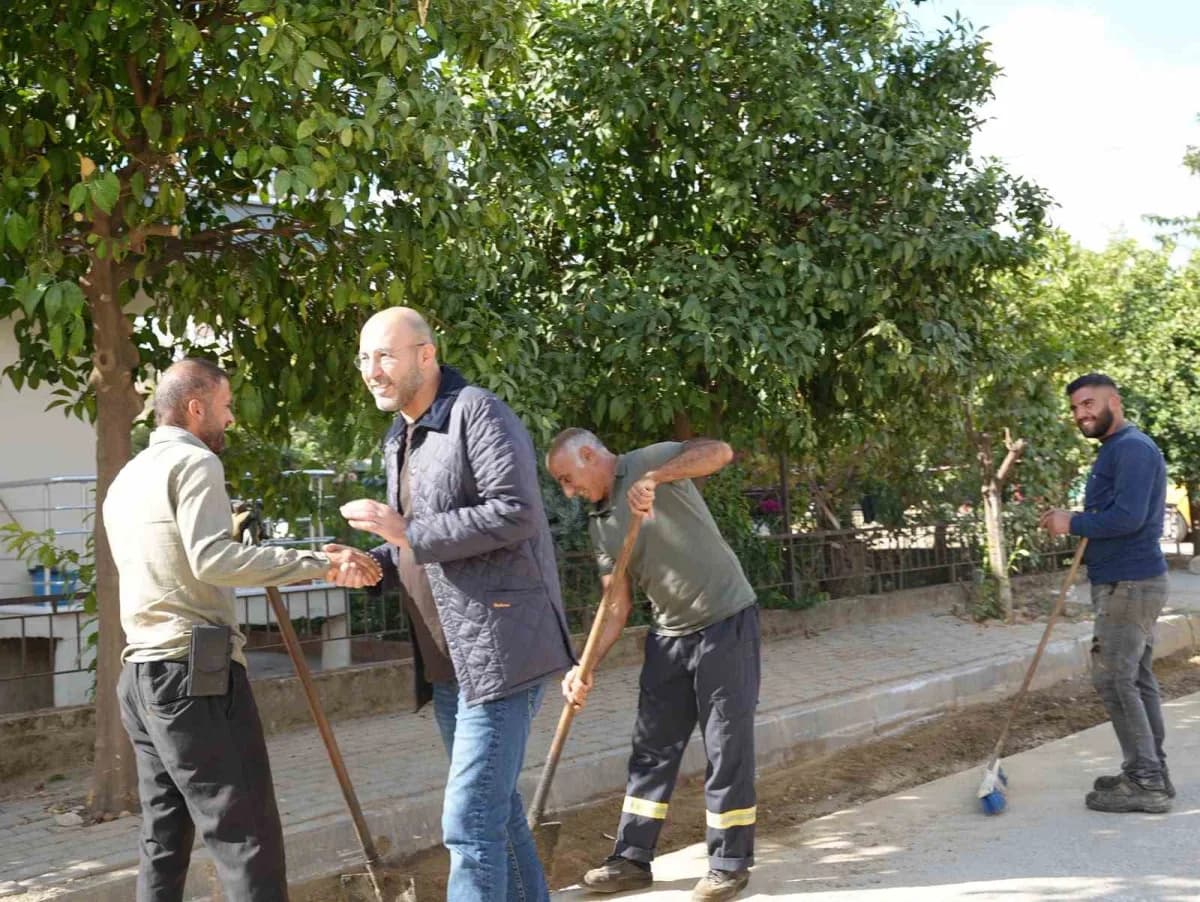 Germencik Belediye Başkanı Burak Zencirci, Reisköy ve Park Mahallelerinde yol ve kaldırım çalışmalarını yerinde inceliyo