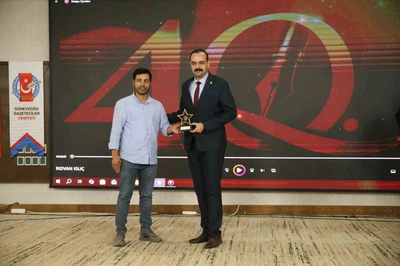 Güneydoğu Gazeteciler Cemiyeti ödül töreninde Diyarbakır muhabiri Rıdvan Kılıç ödül alırken