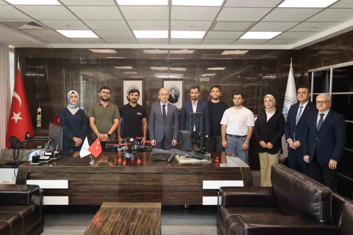 GİBTÜ Hezarfen İHA Takımı üyeleri ve geliştirdikleri insansız hava aracı Gaziantep’te Rektör Prof. Dr. Şehmus Demir ile