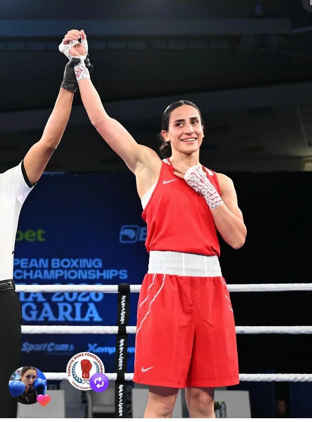 Avrupa Boks Şampiyonası'nda Elazığlı boksör Gizem Özer ringde mücadele ederken