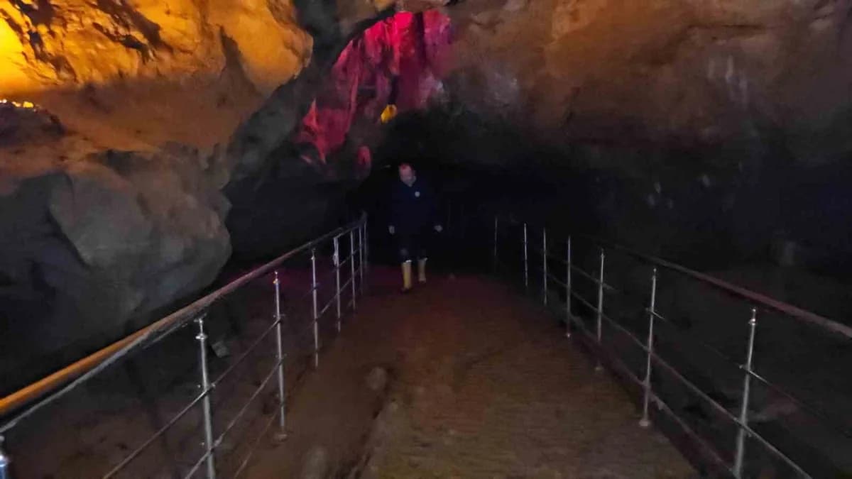 Zonguldak’ta sağanak yağış sonrası çamur ve suyla dolan Gökgöl Mağarası’nın girişinde temizlik çalışmaları yapılıyor