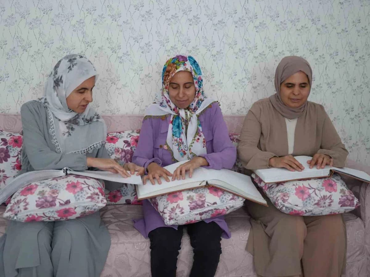 Gaziantep'te görme engelli üç kardeş Engelsiz Eğitim ve Kariyer Merkezi'nde eğitim alırken