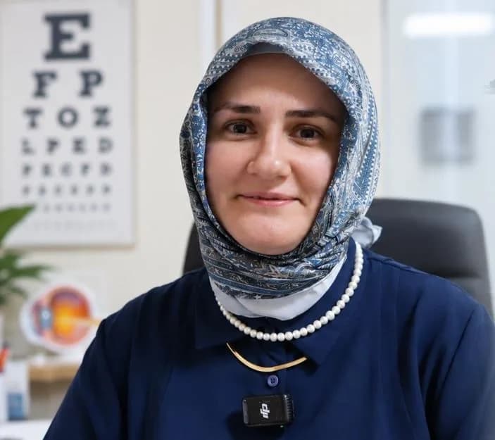 Sivas Numune Hastanesi Göz Hastalıkları Uzmanı Op. Dr. Serap Eroğlu açıklama yaparken