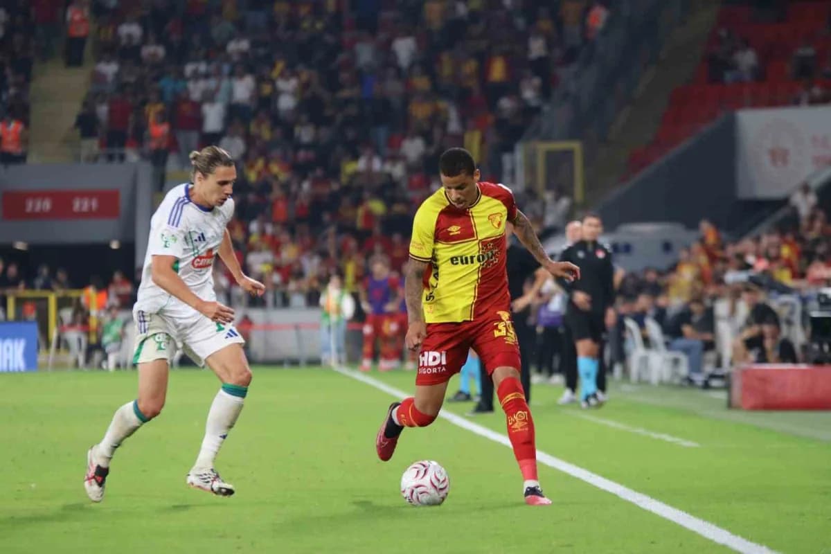 Trendyol Süper Lig maçında Göztepe ve Çaykur Rizespor oyuncuları mücadele ediyor