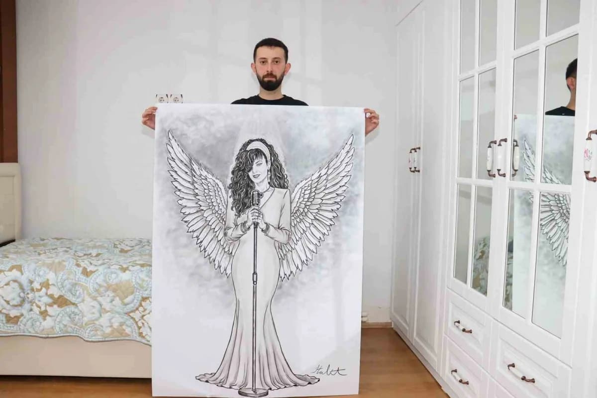 Halit Terzi, soba kömürü kullanarak yaptığı dev Bergen portresinin önünde poz veriyor