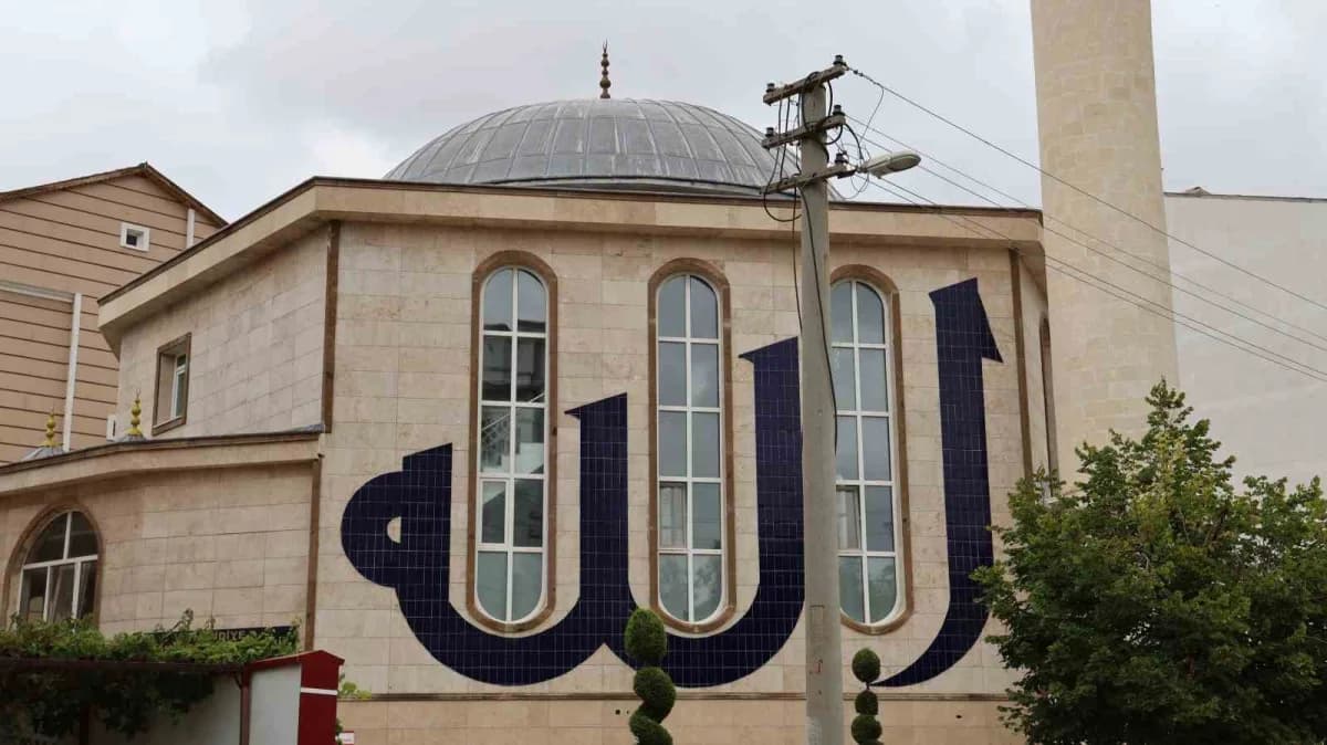 Kırşehir Yenice Mahallesi'nde bulunan Hamidiye Camii'nin iç mimarisinde yer alan cennet tasvirleri
