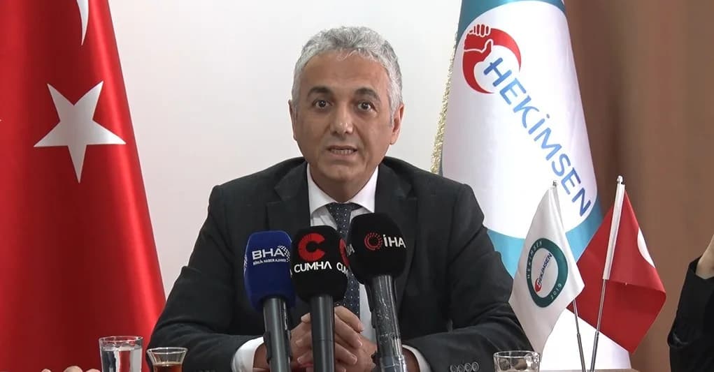 Hekim-Sen Genel Başkanı Adil Kurban basın toplantısında açıklama yapıyor