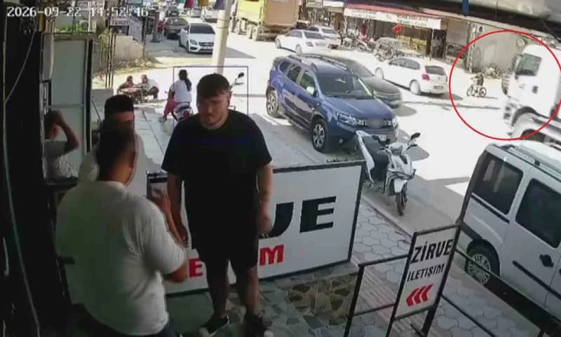 Hatay Antakya'da hafriyat kamyonunun kör noktasından geçen bisikletli çocuk kazası anı