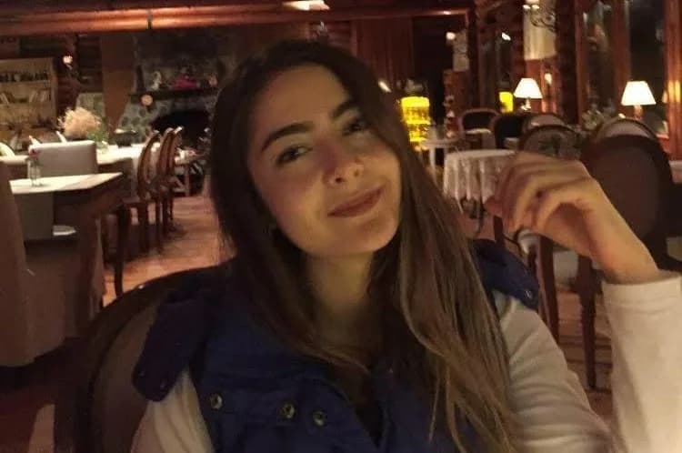 Bursa 19. Ağır Ceza Mahkemesi önünde duruşma günü toplanan avukatlar ve Kocaefe ailesi üyeleri