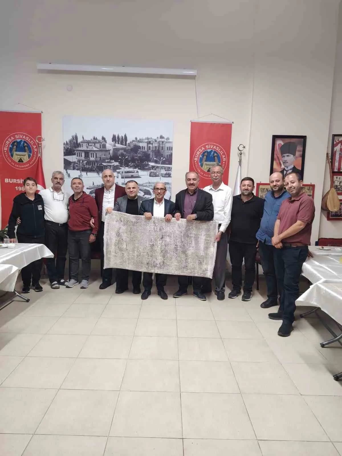 Bursa Sivaslılar Kültür ve Dayanışma Derneği’nde Hayri Aydınlı Sivasî Sohbetleri programında konuşma yapıyor