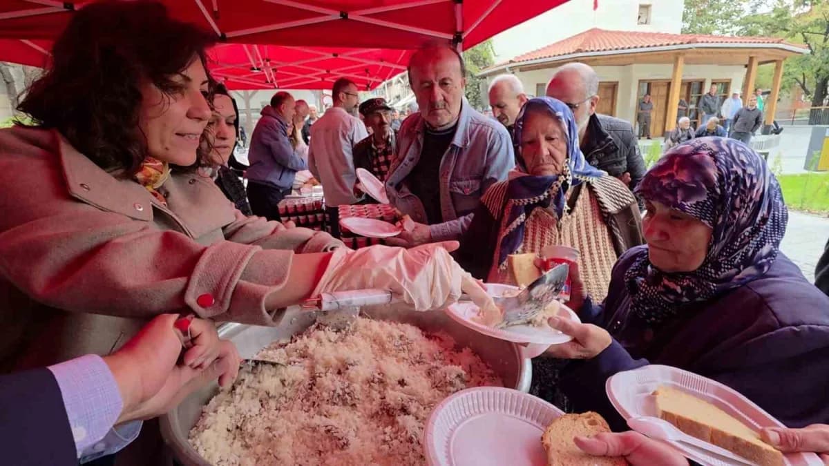 Kütahya'da Hazreti Mevlânâ'nın 819. doğum yıl dönümü etkinliğinde vatandaşlara pilav ve ayran ikramı yapılıyor